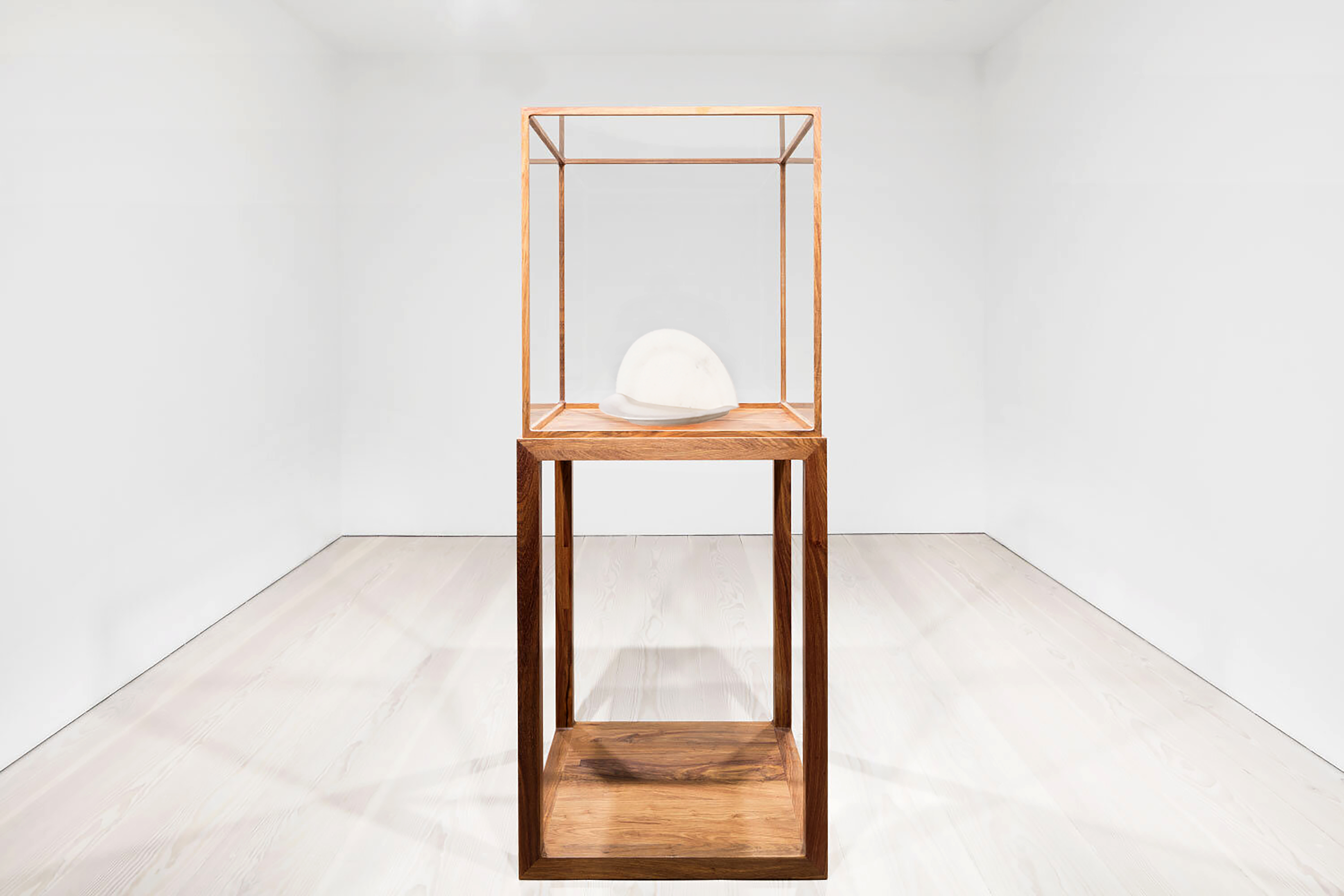 Ai-Weiwei-Marble-Plate-no.1-27.5x50×27.5cm-showcase-size-175×70×70cm-2009