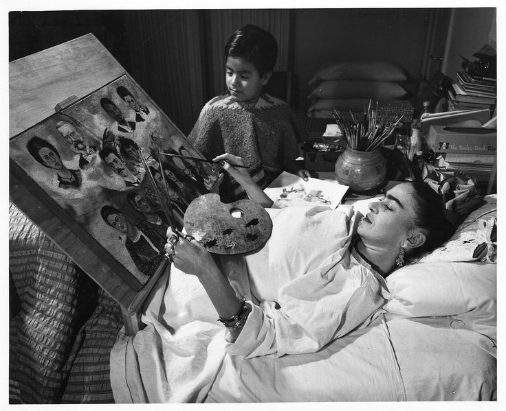 frida-kahlo-painting-in-bed