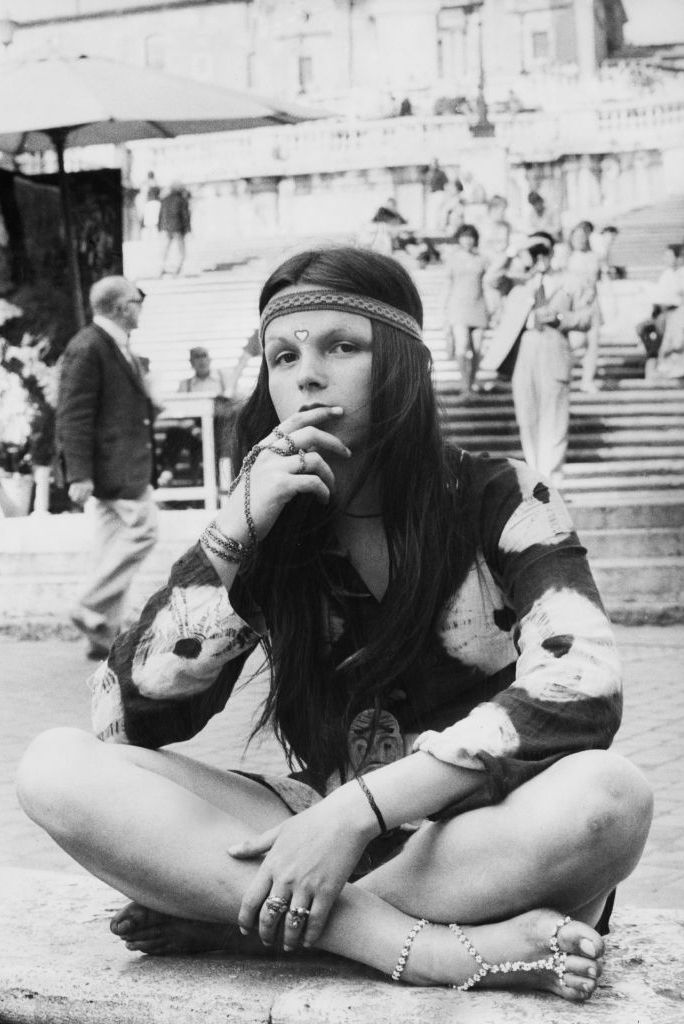 young-hippy-sits-cross-legged-in-the-piazza-di-spagna-at-news-photo-1593173120
